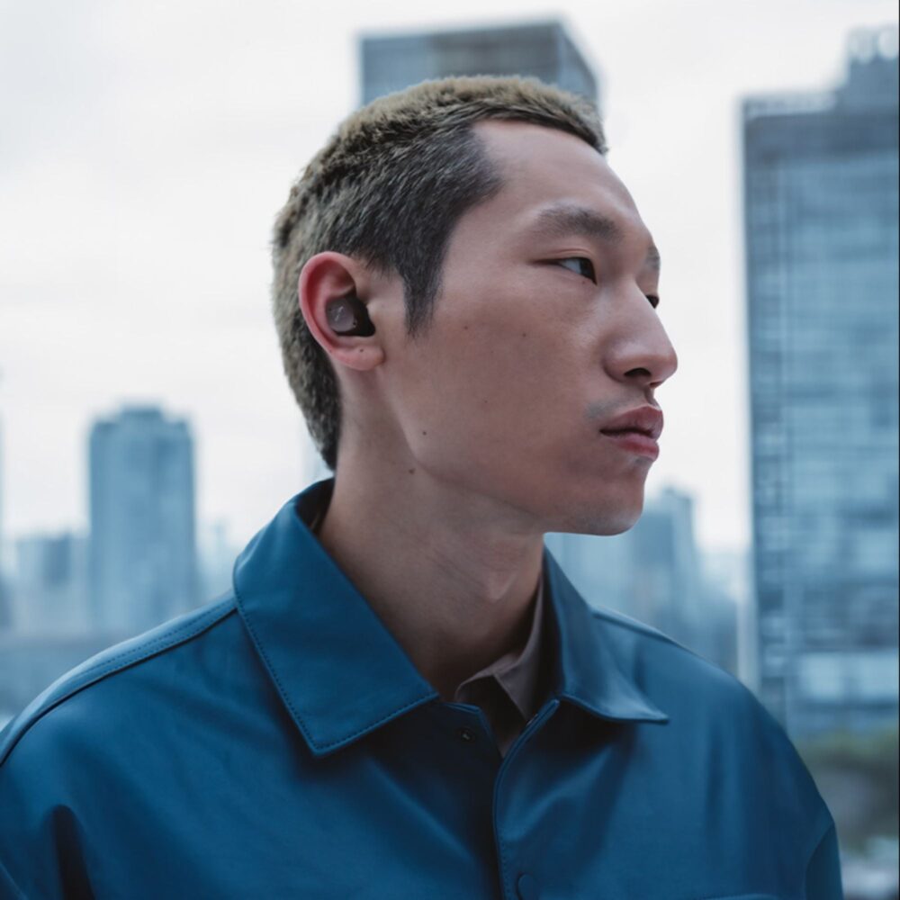 AVCore-Sennheiser-Momentum-True-Wireless--Lifestyle-Black-Copper jpg