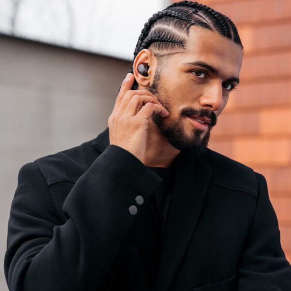 AVCore-Sennheiser-Momentum-True-Wireless--Lifestyle-Black-Graphite jpg