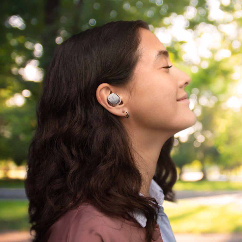 AVCore-Sennheiser-Momentum-True-Wireless--Lifestyle-White-Silver jpg