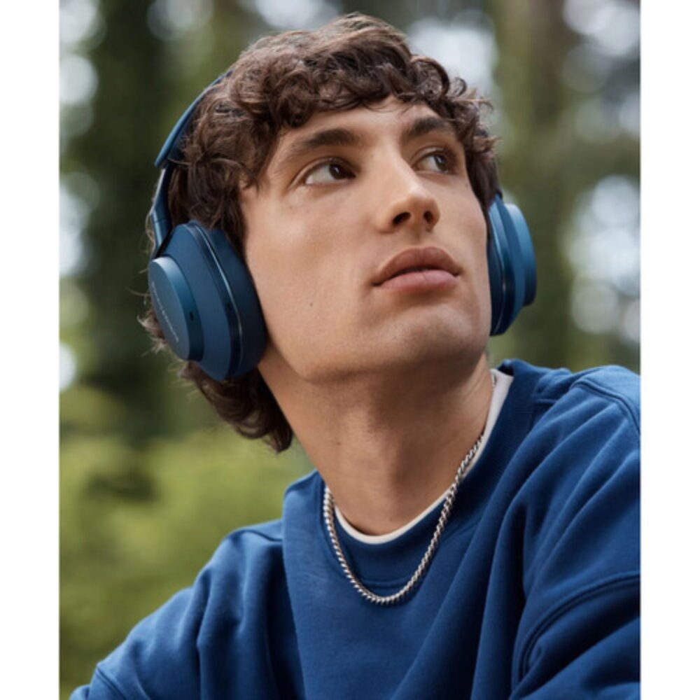 AVCore-Bowers- -Wilkins-PX-Se-Lifestyle-Ocean-Blue jpg