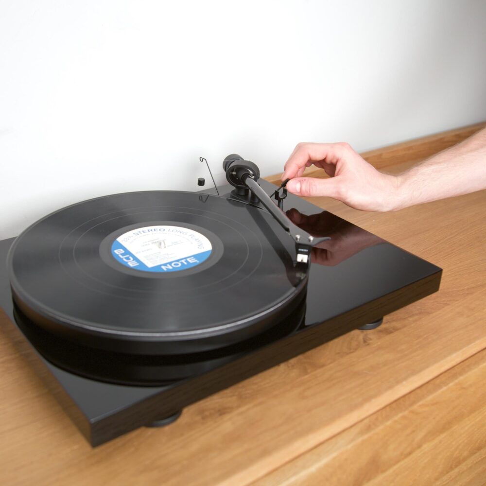AVCore-Pro-Ject-Debut-Carbon-EVO-M-Red-High-Gloss-Black-Lifestyle jpg