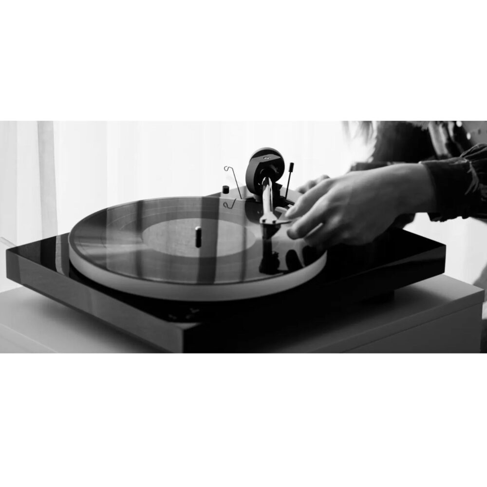 AVCore-Pro-Ject-X-Pick-It-S-MM-Black-Lifestyle jpg